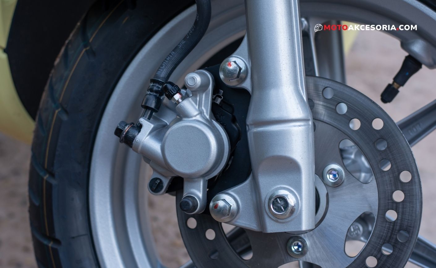 Hamulce motocykla przed sezonem – zacisk i tarcza, kontrola klocków po zimie