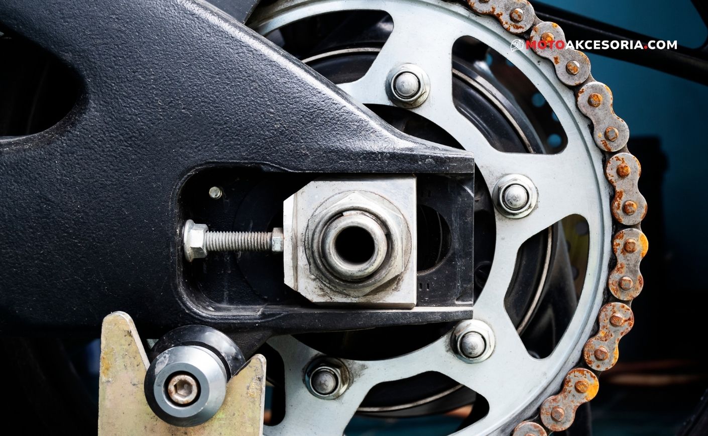 Łańcuch i zębatka motocykla po zimie – czyszczenie, smarowanie i ocena zużycia napędu