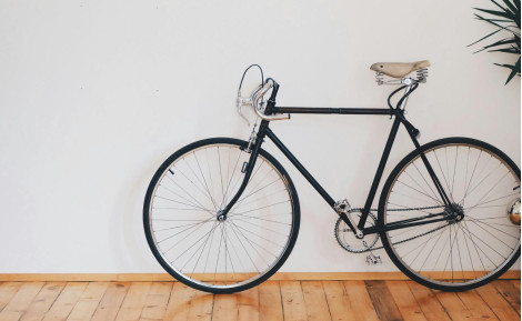Jak przechowywać rower w mieszkaniu, piwnicy lub na balkonie? – Poradnik dla miłośników dwóch kółek.