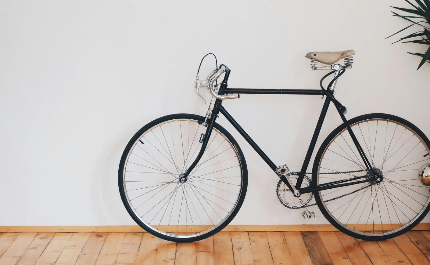 Jak przechowywać rower w mieszkaniu, piwnicy lub na balkonie? – Poradnik dla miłośników dwóch kółek.